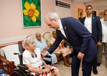 Abinader visita Hogar de Ancianos San Francisco de Asís tras remozamiento