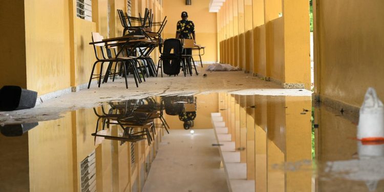 Centros educativos en reconstrucción impiden iniciar clases a cerca de 1,000 alumnos