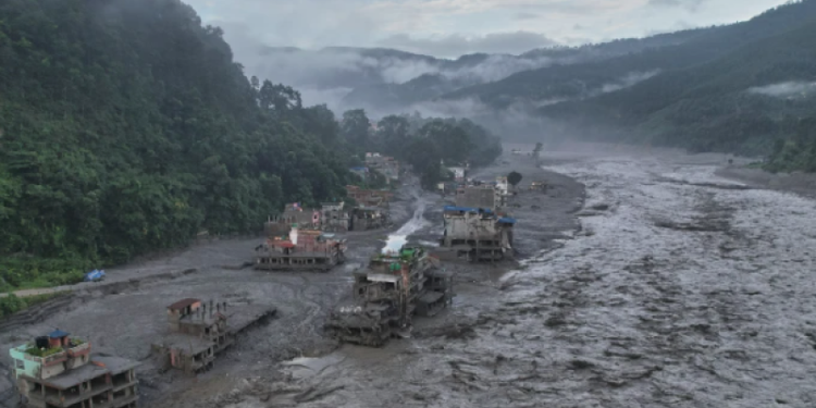 Cifra de muertes en Nepal se eleva a 939 por la riada