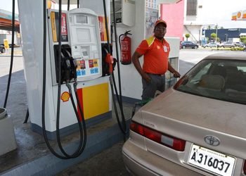Detallistas de gasolina aún esperan conciliar acuerdo con la banca dominicana