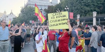 Protestan en Madrid en apoyo a Ceuta por crisis migratoria