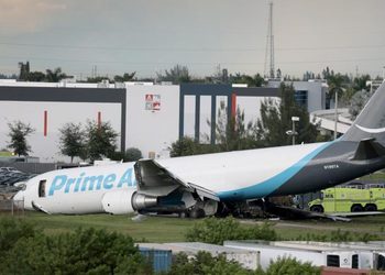 Registran cinco muertos tras estrellarse un avión de Amazon en Miami