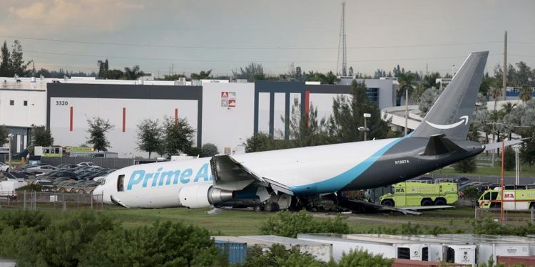 Registran cinco muertos tras estrellarse un avión de Amazon en Miami