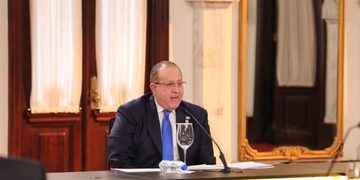El Gobierno negocia con el BID y bancos de inversión comprar seguros contra el alza del petróleo
