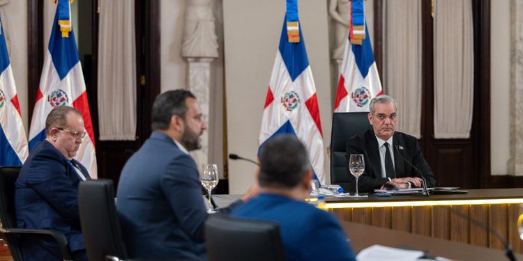 La pobreza bajó a 13.75% en el segundo trimestre, según Gobierno