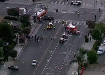 Helicóptero se estrella y mata a tres personas cerca de choque de autobús en Los Ángeles, EEUU
