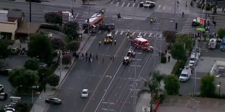Helicóptero se estrella y mata a tres personas cerca de choque de autobús en Los Ángeles, EEUU