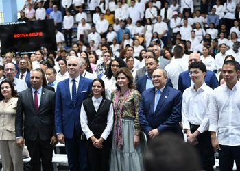 Gobierno entrega 10 mil becas a estudiantes destacados en diversas áreas