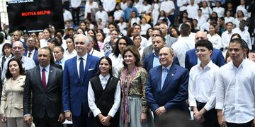 Gobierno entrega 10 mil becas a estudiantes destacados en diversas áreas