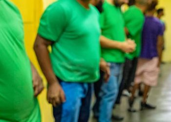 Prisiones aclara que uso de t-shirt verde es obligatorio en la cárcel, más no en los tribunales