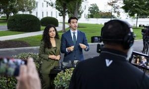 Medios regresan a la Casa Blanca tras una orden judicial