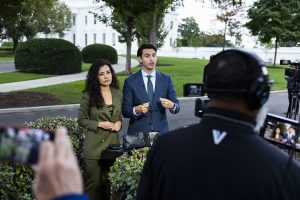 Medios regresan a la Casa Blanca tras una orden judicial