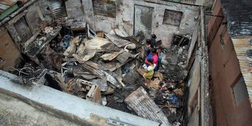 "Todos salimos huyendo": incendio frente a la UASD obliga a familias a abandonar sus hogares