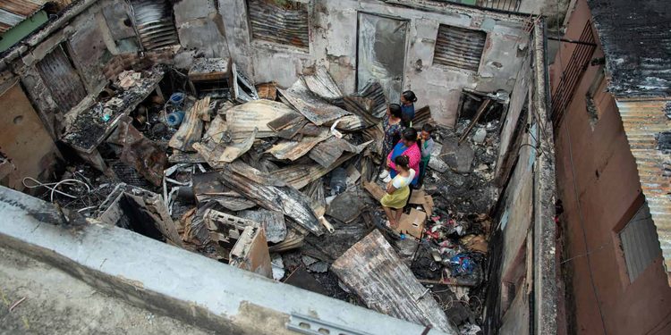 "Todos salimos huyendo": incendio frente a la UASD obliga a familias a abandonar sus hogares