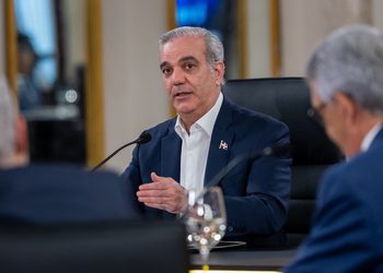 Presidente Luis Abinader mantiene a raya el alza de combustibles y absorbe hasta 200 pesos por galón en el transporte