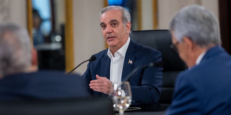 Presidente Luis Abinader mantiene a raya el alza de combustibles y absorbe hasta 200 pesos por galón en el transporte