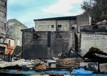 Alcalde Ulises Rodríguez expresa solidaridad con familias afectadas por incendio en La Cambronal
