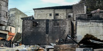 Alcalde Ulises Rodríguez expresa solidaridad con familias afectadas por incendio en La Cambronal