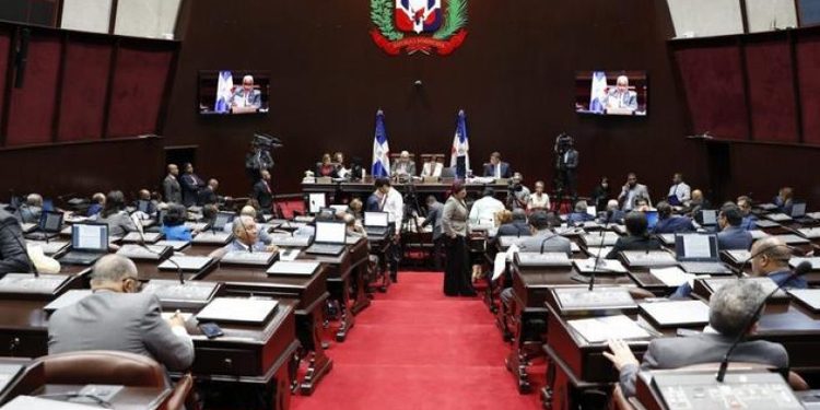 Diputados abandonan sesión para visibilizar rechazo contra agresión policial a legisladora