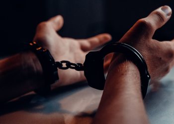Imponen prisión preventiva a acusado de despojar RD$3.6 millones en asalto y herir motorista