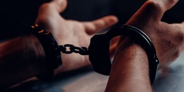 Imponen prisión preventiva a acusado de despojar RD$3.6 millones en asalto y herir motorista