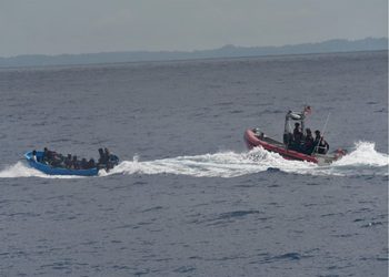 Puerto Rico repatria 63 dominicanos y haitianos que iban en una yola por el Canal de la Mona