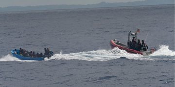 Puerto Rico repatria 63 dominicanos y haitianos que iban en una yola por el Canal de la Mona