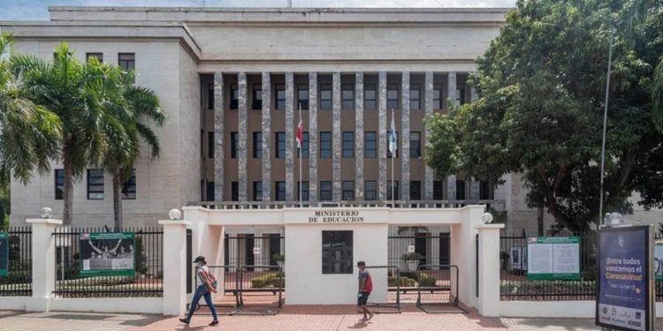 Ministerio de Educación dispone reanudación de docencia tras levantamiento de alertas amarillas