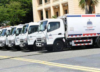 Gobierno entrega 50 camiones compactadores para 18 provincias