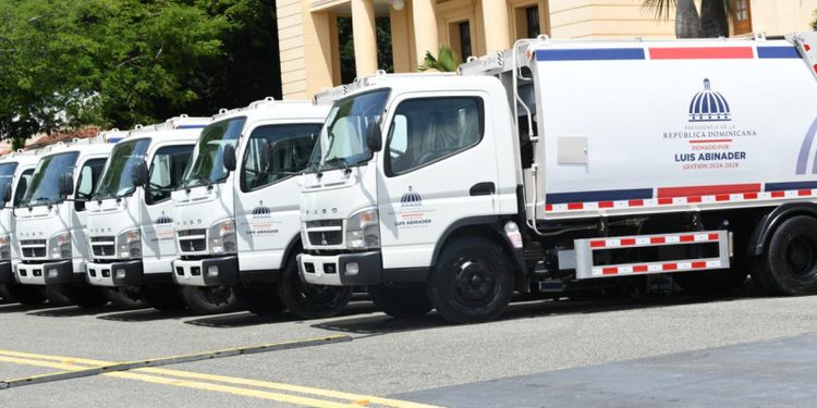 Gobierno entrega 50 camiones compactadores para 18 provincias