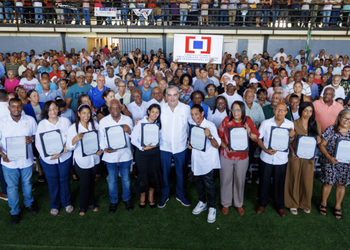 Abinader entrega 1,500 títulos de propiedad en El Almirante II, de SDE