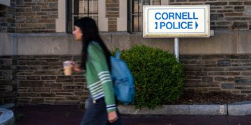 Nueva York pone a fiscal que demandó a Trump en caso de presunta violación en Universidad Cornell