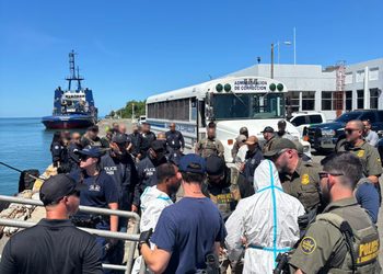 Suspenden búsqueda de unas 10 personas desaparecidas tras el naufragio en el Paso de la Mona