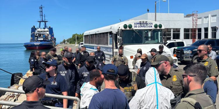 Suspenden búsqueda de unas 10 personas desaparecidas tras el naufragio en el Paso de la Mona