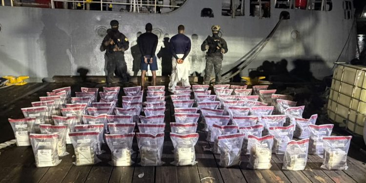 Apresan a dos hombres con 389 paquetes de cocaína en Peravia