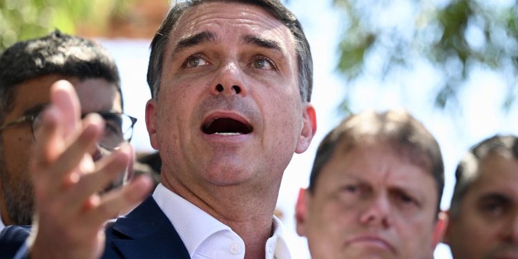 El partido de Flávio Bolsonaro reconoce la victoria de Lula en Brasil