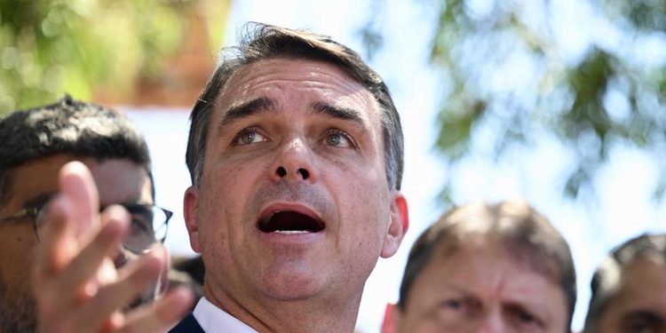 Brasil: Encuesta sitúa a Flavio Bolsonaro con un 52% frenta al presidente Lula