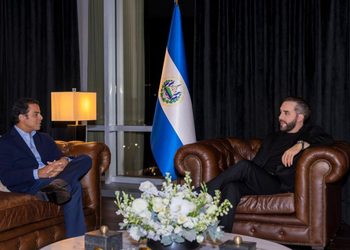 Saymon Díaz visita a Bukele para conversar sobre el nuevo Estadio Nacional de El Salvador