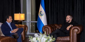 Saymon Díaz visita a Bukele para conversar sobre el nuevo Estadio Nacional de El Salvador