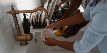 La carga doméstica les roba tiempo de estudio y oportunidad de desarrollo a las niñas