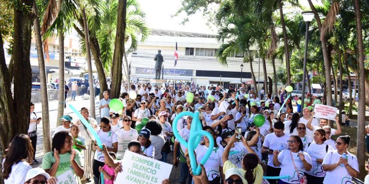 Caminata en Santiago llama la atención sobre la importancia de la salud mental