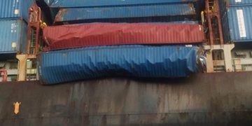 Denuncian decenas de contenedores de empresas consolidadoras de carga fueron lanzados al mar