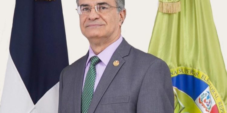 Ingresan en Clínica Abreu, presidente Tribunal Superior Electoral; será intervenido quirúrgicamente