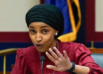 Requisan casa de congresista Ilhan Omar, crítica de Trump