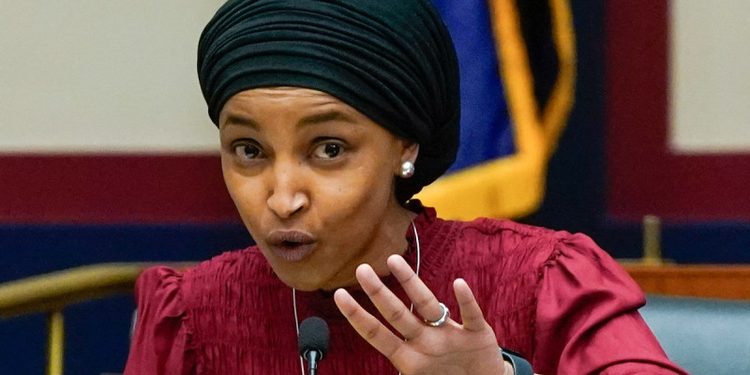 Requisan casa de congresista Ilhan Omar, crítica de Trump