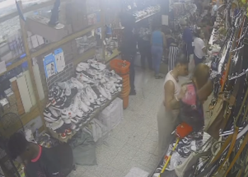 “Ladrona, sinvergüenza…”, comerciante china expone robo en su tienda
