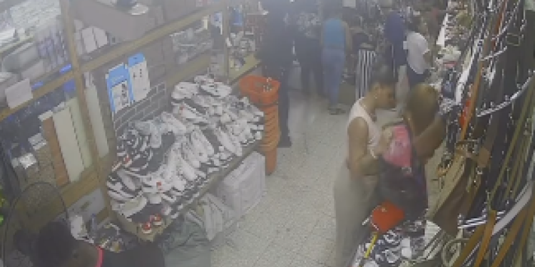 “Ladrona, sinvergüenza…”, comerciante china expone robo en su tienda