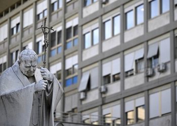 Cirugía de León XVI cuestiona el rumbo del papado