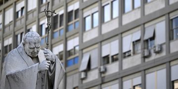 Cirugía de León XVI cuestiona el rumbo del papado