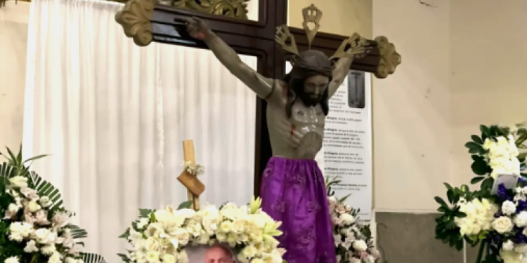 Iglesia ecuatoriana da último adiós a secerdote que murió al caerle una cruz en Guayaquil